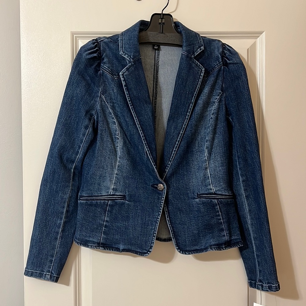 Women’s puff sleeve blazer